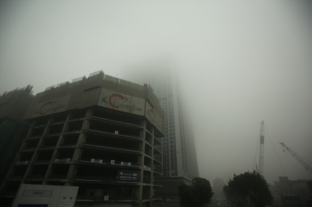 Nhiều tòa nhà “mất nóc” trong lớp sương mù dày đặc.