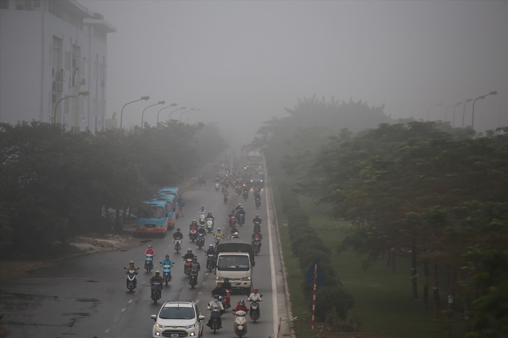 Những ngày gần đây, toàn thành phố Hà Nội bị bao phủ bởi lớp sương mù dày đặc. Sương mù tập trung nhiều từ sáng sớm đến giữa trưa vẫn chưa tan hết. Hiện tượng sương mù làm cho tầm nhìn hạn chế, nhất là với người tham gia giao thông.