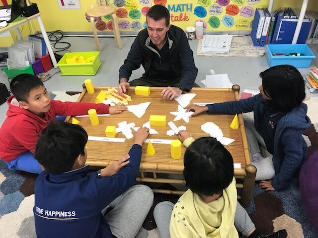 Thầy Nicholas cùng các bạn học sinh lớp 5 cùng gấp các loại hộp có hình khối khác nhau