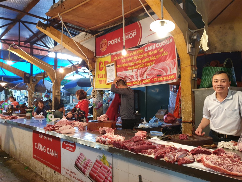 Tại các khu vực chợ tại và chợ truyền thống, giá thịt lợn tăng không ngừng mỗi ngày. Ảnh: Tùng Giang.
