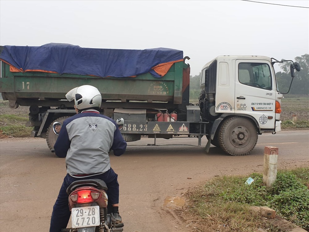 Đến 12h trưa 24.12, xe đến bãi rác Nam Sơn vẫn không được vào trong khu xử lý do người dân chặn lại. Ảnh: PV