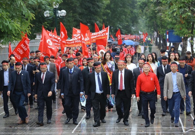 Phó Thủ tướng thường trực Chính phủ Trương Hòa Bình cùng Ban tổ chức và các vị khách mời diễu hành tại buổi lễ. Ảnh BAB