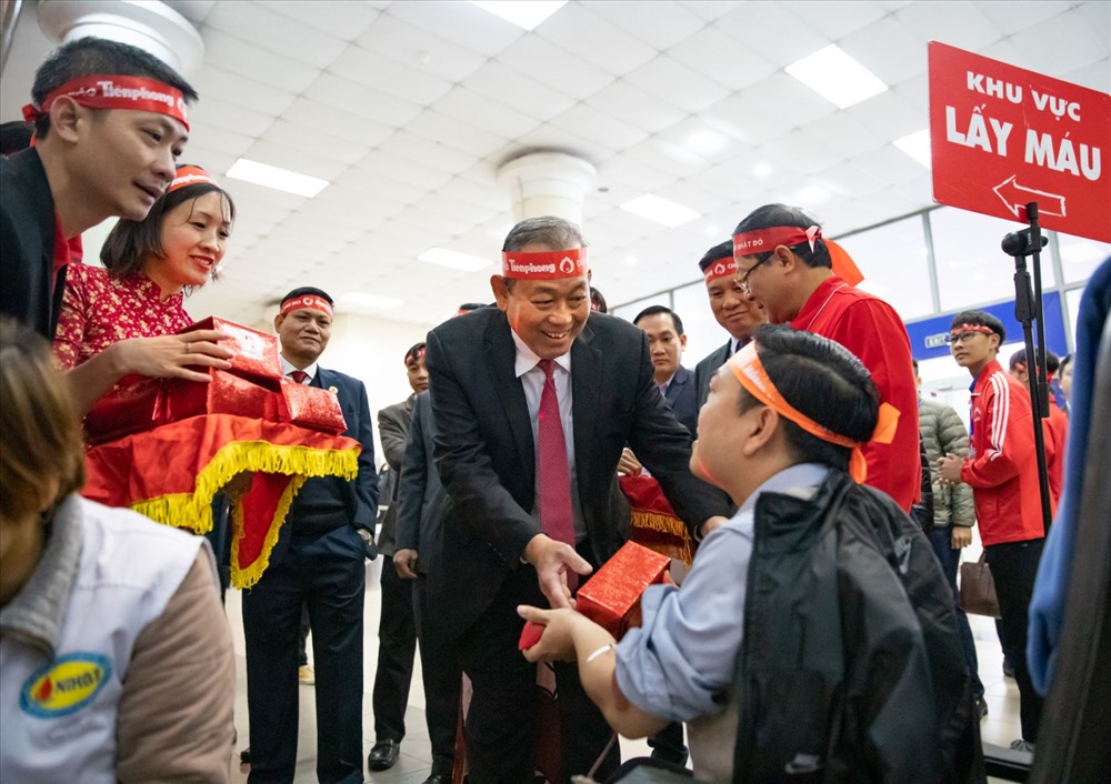 Phó Thủ tướng Thường trực Chính phủ Trương Hòa Bình thăm hỏi và tặng quà tình nguyện viên tham gia hiến máu. Ảnh BAB