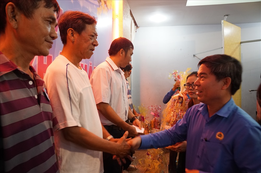 Đại diện LĐLĐ TP.Hồ Chí Minh (phải)  tặng quà cho CNLĐ có hoàn cảnh khó khăn trên địa bàn quận Bình Thạnh. Ảnh V.H