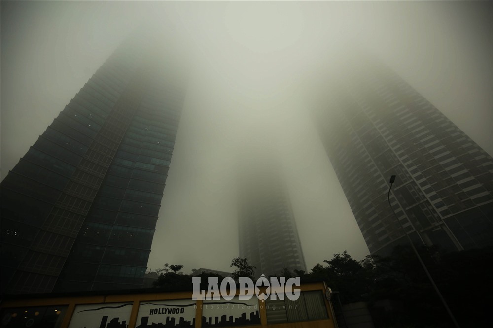Nhiều tòa nhà cao tầng chìm trong sương mù.