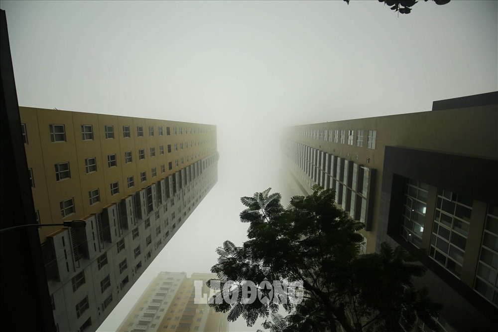 Theo đại diện Trung tâm Dự báo Khí tượng Thuỷ văn Quốc gia, tình trạng sương mù, mưa phùn có khả năng tiếp tục xảy ra ở các tỉnh Đông Bắc Bộ và Hà Nội trong đêm nay và sáng mai (25.12).
