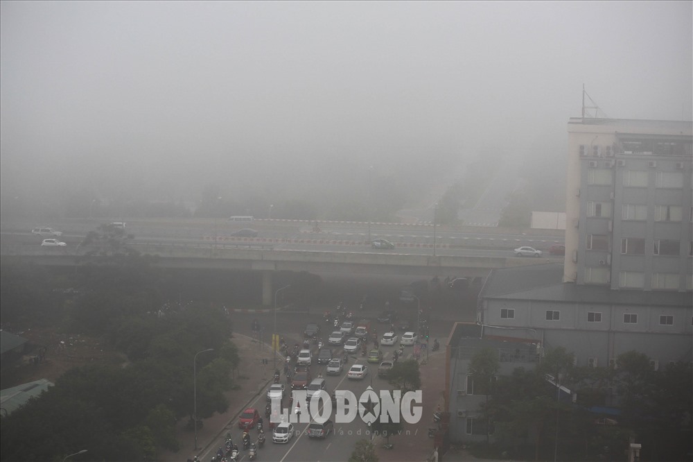 Hà Nội đang trải qua hình thái thời tiết mưa nhỏ vào đầu giờ sáng và có sương mù. 10h sáng nay, sương mù vẫn chưa tan hết. Hiện tượng sương mù làm cho tầm nhìn hạn chế, nhất là với người tham gia giao thông.