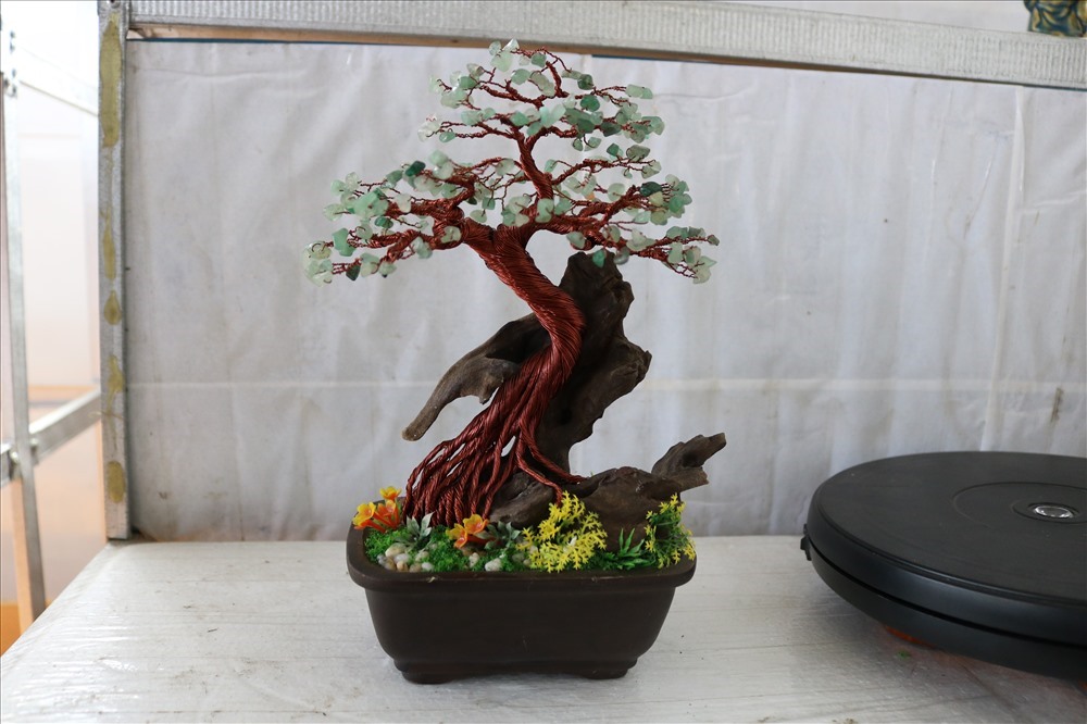 Những chậu bonsai bằng dây đồng thành phẩm rất đa dạng và bắt mắt của Ngọc Anh. Ảnh: Lan Ngô