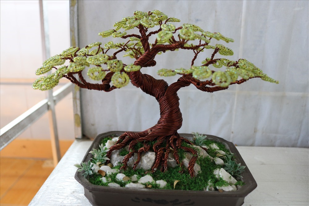 Những chậu bonsai bằng dây đồng thành phẩm rất đa dạng và bắt mắt của Ngọc Anh. Ảnh: Lan Ngô