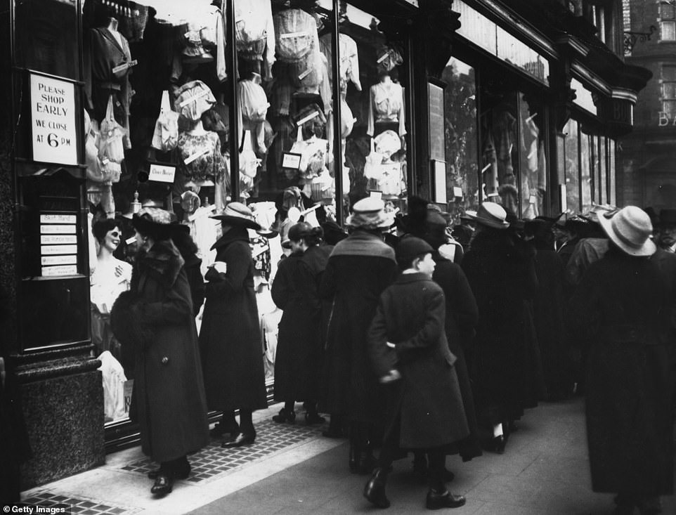 Đám đông đổ về các cửa hàng ở London khi Giáng sinh năm 1910 gần kề. Những người phụ nữ đang xem túi xách và áo trưng bày ở cửa hàng.
