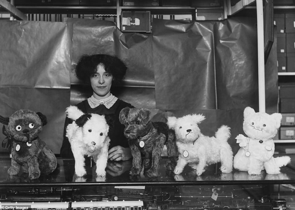 Năm 1911, một tiểu thương bán chó đồ chơi tại chợ Giáng sinh.