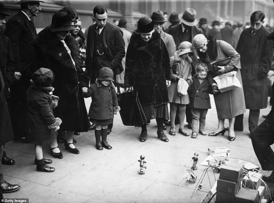 Đồ chơi cơ khí được trưng bày tại Chợ Giáng sinh Holborn ở trung tâm London năm 1924.