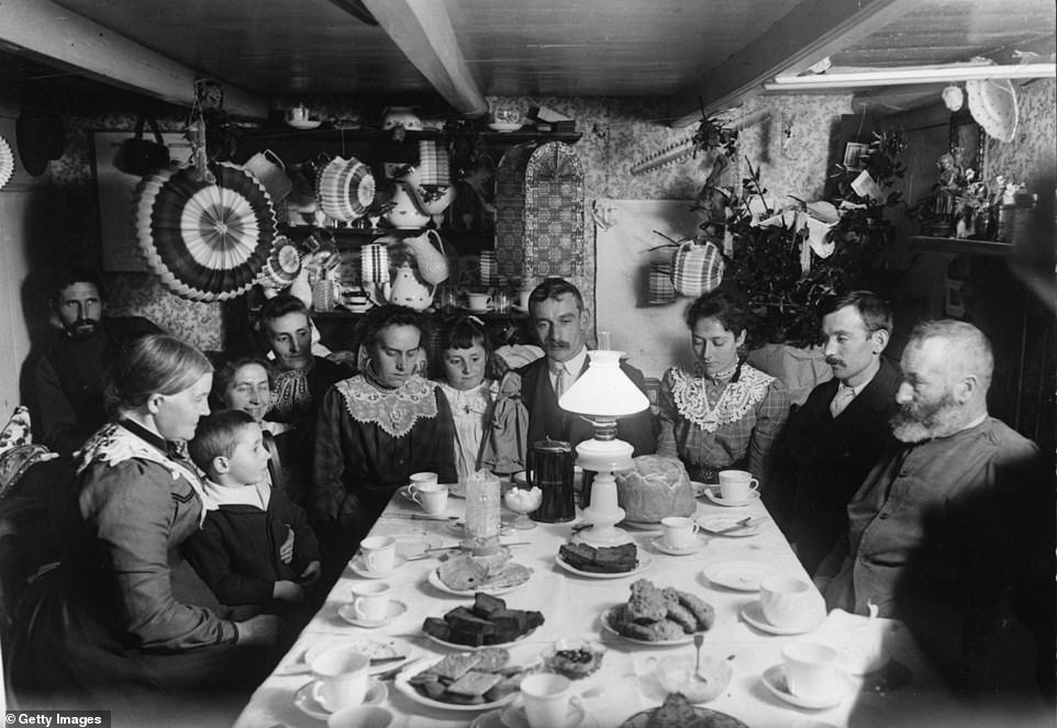 Một đại gia đình ngồi uống trà vào dịp Giáng sinh, khoảng năm 1900. Trang phục có viền ren ở cổ là xu hướng điển hình của giai đoạn này.