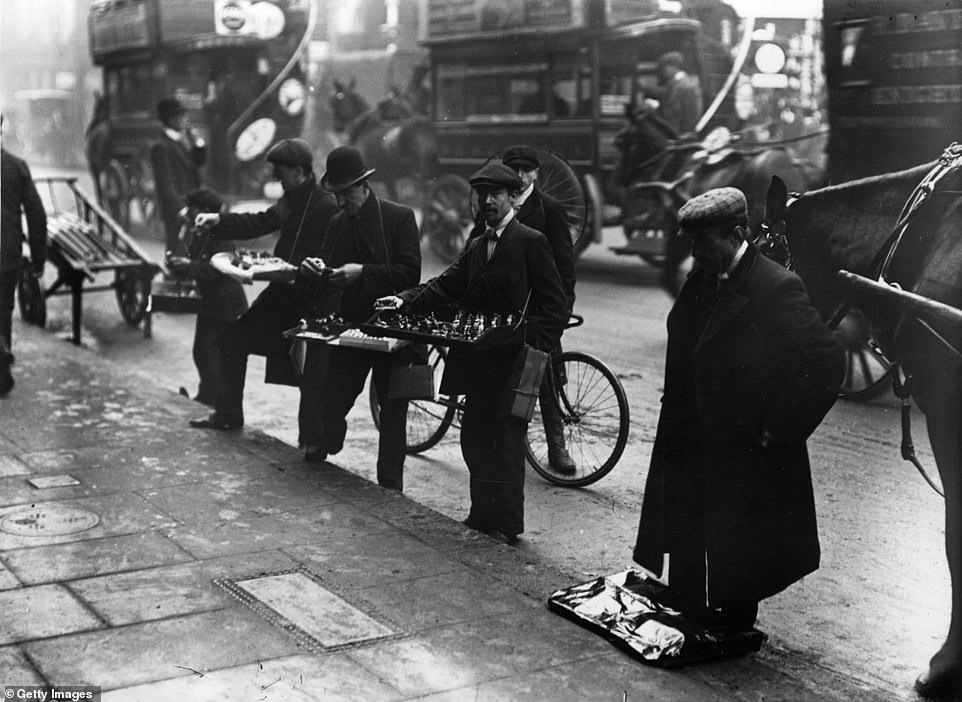 Những người bán hàng rong trên đường đang bán quà Giáng sinh ở Ludgate Hill, trung tâm London năm 1907.