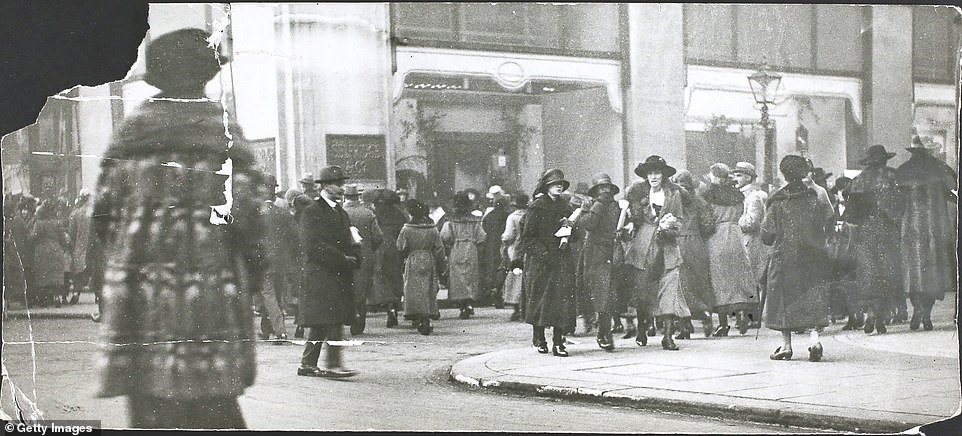 Năm 1900, người mua sắm xếp hàng trên phố Oxford ở trung tâm London trong một khung cảnh thanh bình hơn nhiều so với sự vội vã mua sắm trước Giáng sinh thời điểm hiện tại.