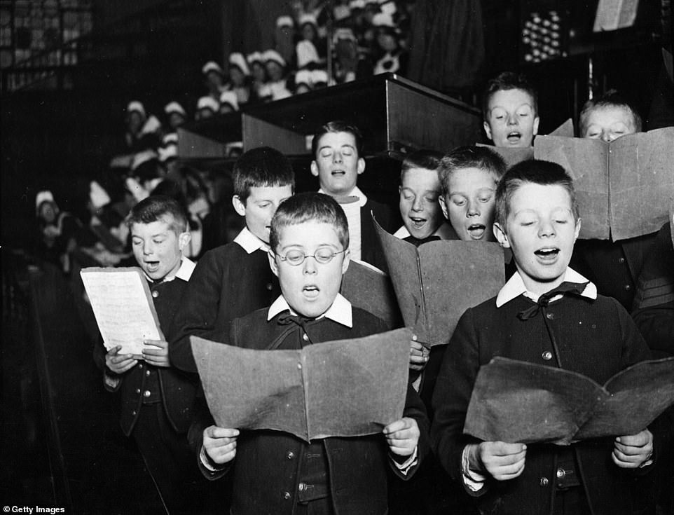 Các cậu bé trong dàn hợp xướng ca hát cho các bệnh nhân trong bệnh viện trong dịp Giáng sinh năm 1923.