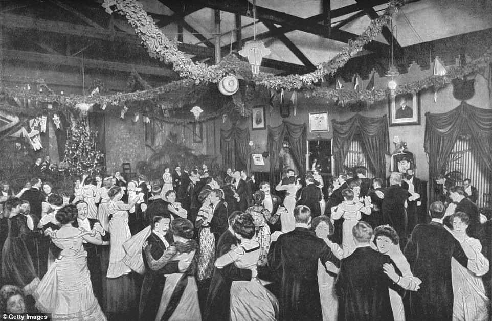 Một điệu nhảy Giáng sinh tại nhà thi đấu Đức ở London, Anh năm 1903. Nhà thi đấu do Edward Gruning thiết kế và hoàn thành vào năm 1865 cho Hiệp hội Thể dục dụng cụ Đức, được thành lập năm 1861 và được những người gốc Đức sống ở London tài trợ.