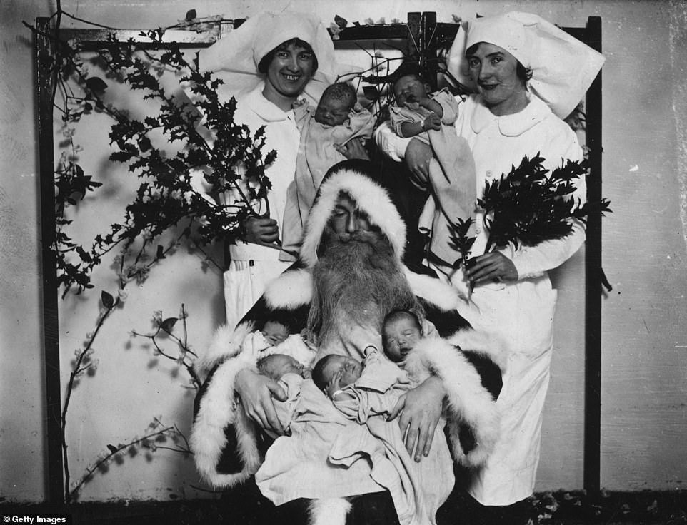 Ông già Noel đang bế những em bé chào đời ngày 25.12.1926 tại Nhà hộ sinh thành phố London.