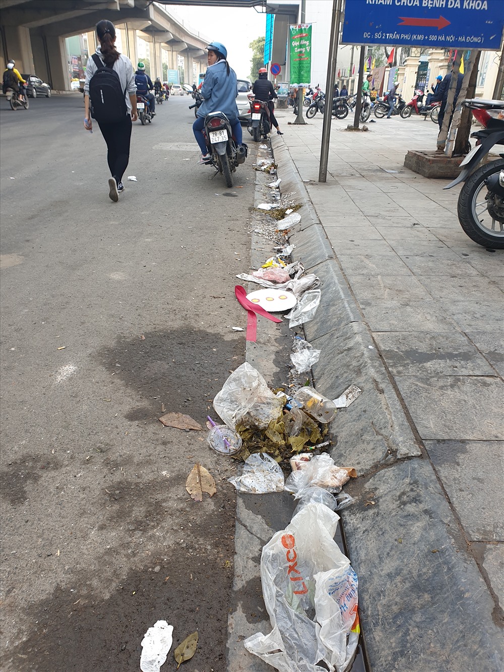 Tại khu vực gần chợ Phùng Khoang (Hà Đông) cũng xuất hiện rất nhiều bãi rác như thế này.