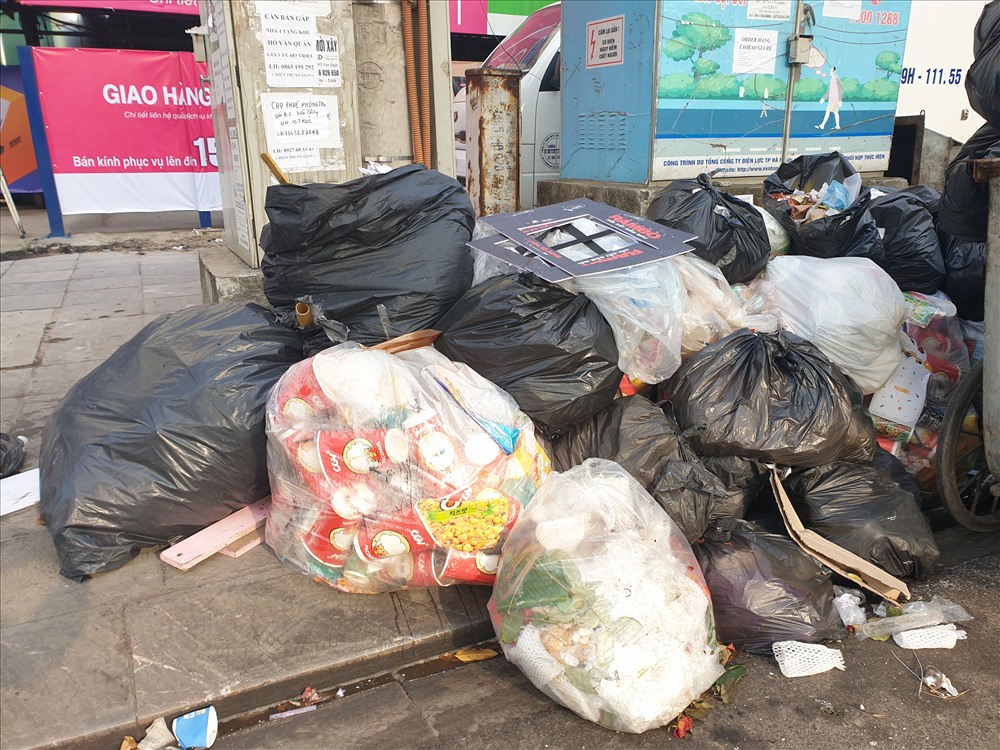 Có thể thấy rằng, từ khi người dân xã Nam Sơn và Hồng Kỳ (Sóc Sơn) phản đối, ngăn không cho xe vào bãi rác đã làm lượng rác tồn đọng ở các quận huyện trong nội thành tăng lên đáng kể. Bên cạnh những điểm rác được tập kết trên xe chứa thì ngay cả vỉa hè cũng là nơi chứa rác.