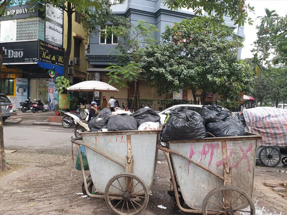 Theo ghi nhận của phóng viên, đến 10h ngày 25.12, người dân 2 xã Nam Sơn và Hồng Kỳ vẫn đang chặn xe vận chuyển rác vào Khu liên hiệp xử lý chất thải Nam Sơn.