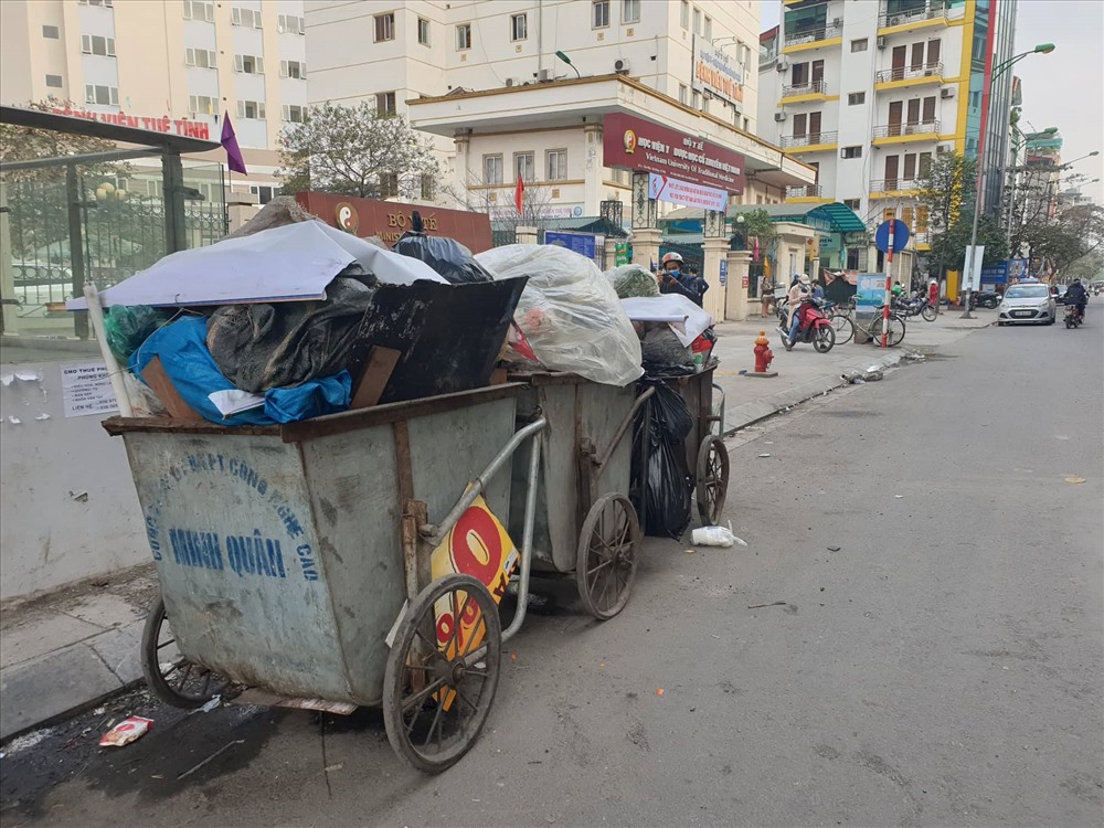Các xe rác tại đường Trần Phú cũng đã đầy, không còn chỗ chứa.