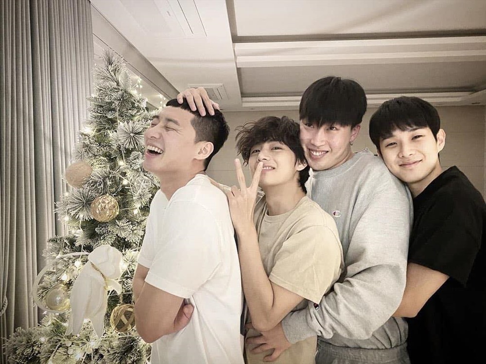 Hội bạn tâm giao của Park Seo Joon cùng nhau đón Giáng sinh - Ảnh : IG nhân vật