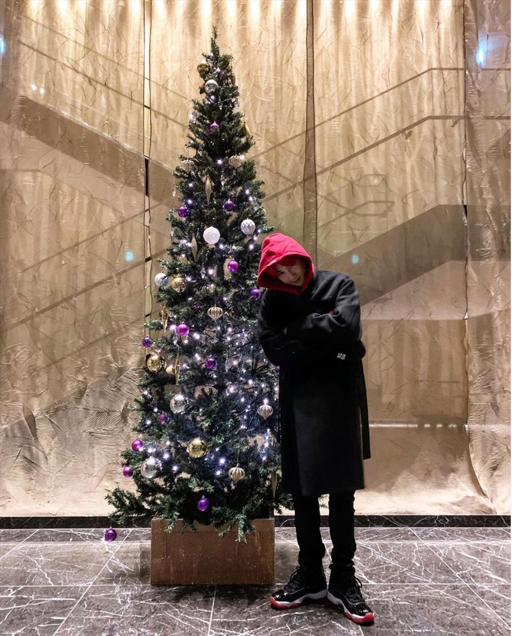 Chàng leader nhà EXO bên cây thông đêm Noel