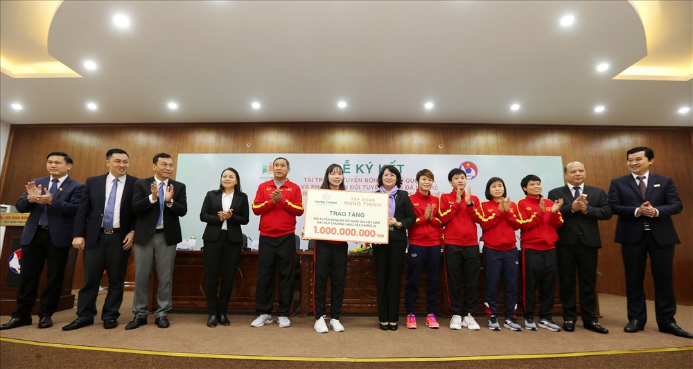 Các cầu thủ đội tuyển nữ Việt Nam nhận tiền thưởng tại sự kiện hôm 23.12. Ảnh: Hải Đăng