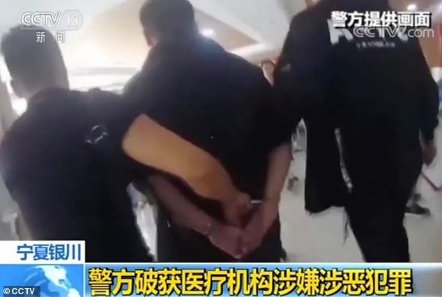 Cảnh sát bắt giữ 50 người trong nhóm bảo kê bệnh viện. Ảnh: CCTV