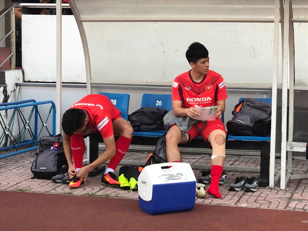 Theo yêu cầu của ông Park, U23 Việt Nam chỉ có ít phút mang giày để ra sân luyện tập. Ảnh: Đ.T