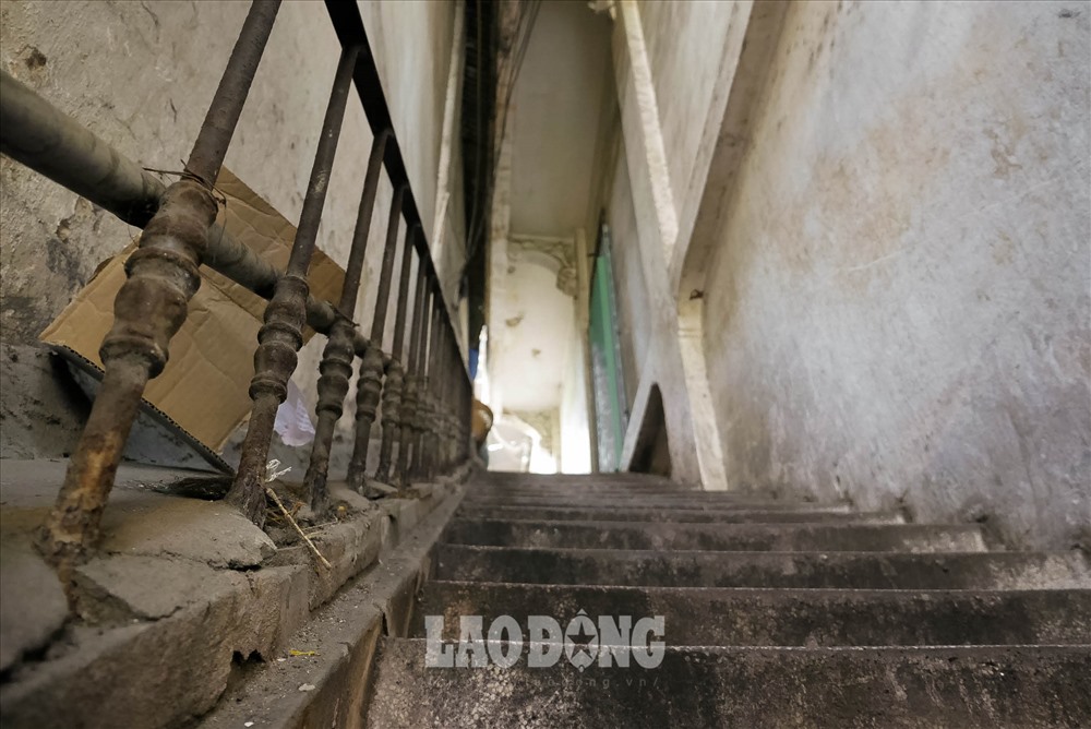 Nhưng theo thời gian, những ngôi nhà ở đây đang dần xuống cấp, xập xệ. Nhìn vào những vật liệu đã hoen rĩ, mảng tường rêu phủ kín... có thể thấy rõ dấu ấn thời gian.