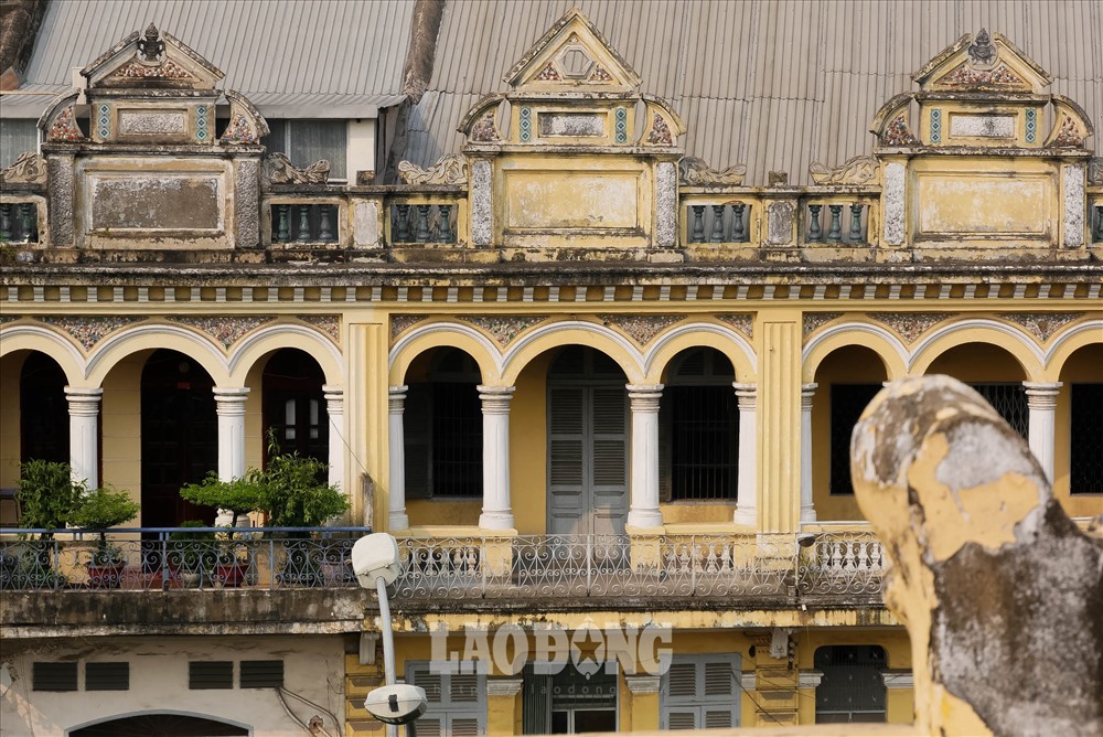 Nhưng theo thời gian, những ngôi nhà ở đây đang dần xuống cấp, xập xệ. Nhìn vào những vật liệu đã hoen rĩ, mảng tường rêu phủ kín... có thể thấy rõ dấu ấn thời gian.