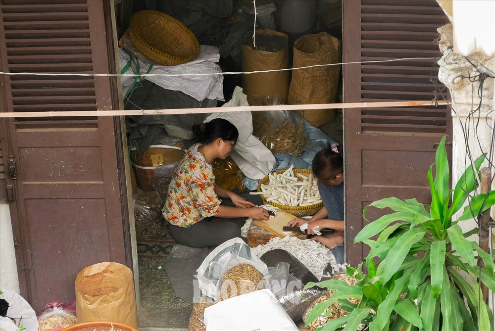 Tại đây, cộng đồng người Hoa đã xây dựng nên một khu phố ở ngã tư Hải Thượng Lãn Ông - Triệu Quang Phục - Phùng Hưng với khoảng 16 nhà mang đặc trưng để phát triển thành trung tâm thương mại thuốc Bắc. Hiện tại, con phố này vẫn còn khoảng 60 - 80 cửa hiệu kinh doanh thuốc Bắc các loại.