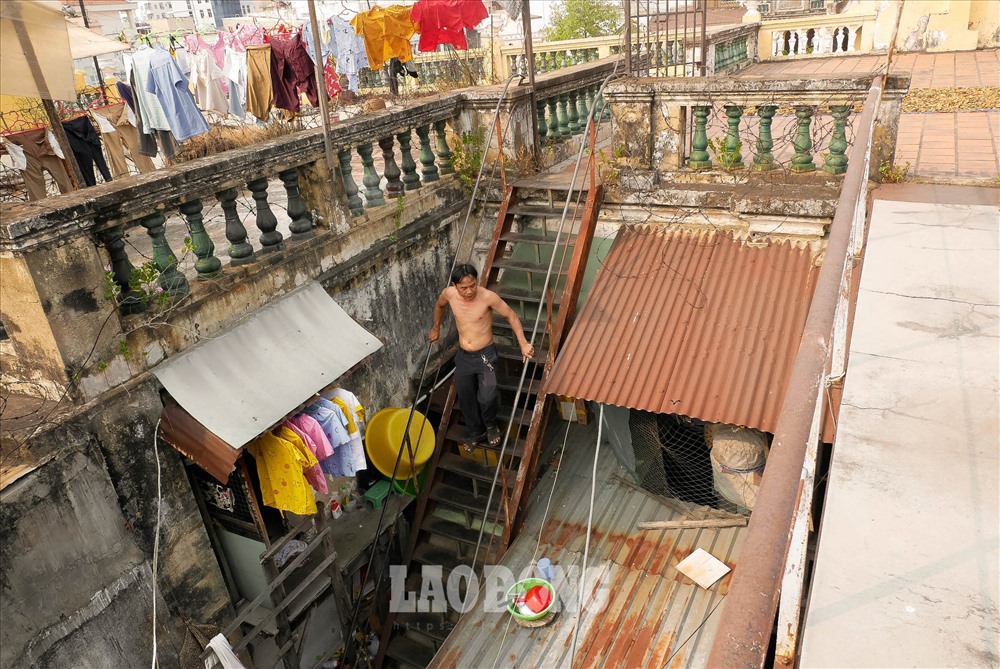 Anh N.V.H (một người dân sống tại đây) nói: “Tôi được sinh ra và lớn lên tại đây. Gia đình chúng tôi tính đến nay đã có 4 thế hệ sinh sống tại đây rồi. Riêng chung cư này là còn khoảng 10 hộ. Khu đối diện vẫn còn thuộc nhà nước“.