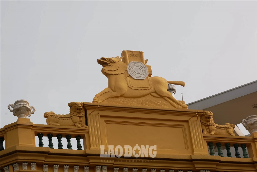 Cũng theo anh H, vì đã được thành phố công nhận là khu phố cổ nhất của thành phố nên dù nhiều hạng mục của tòa nhà xuống cấp nhưng đa số người dân không tự ý sửa chữa. “Nội thất trong nhà có thể sửa theo ý mình nhưng không được thay đổi kết cấu. Một số gia đình có sơn để cho ngôi nhà trở nên mới hơn“, anh H cho hay.