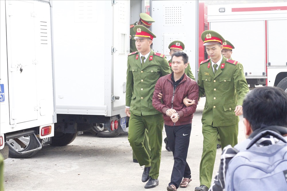Bị cáo Vương Văn Hùng bị cáo buộc các tội danh “Giết người”, “Hiếp dâm” và “Bắt cóc nhằm chiếm đoạt tài sản”.