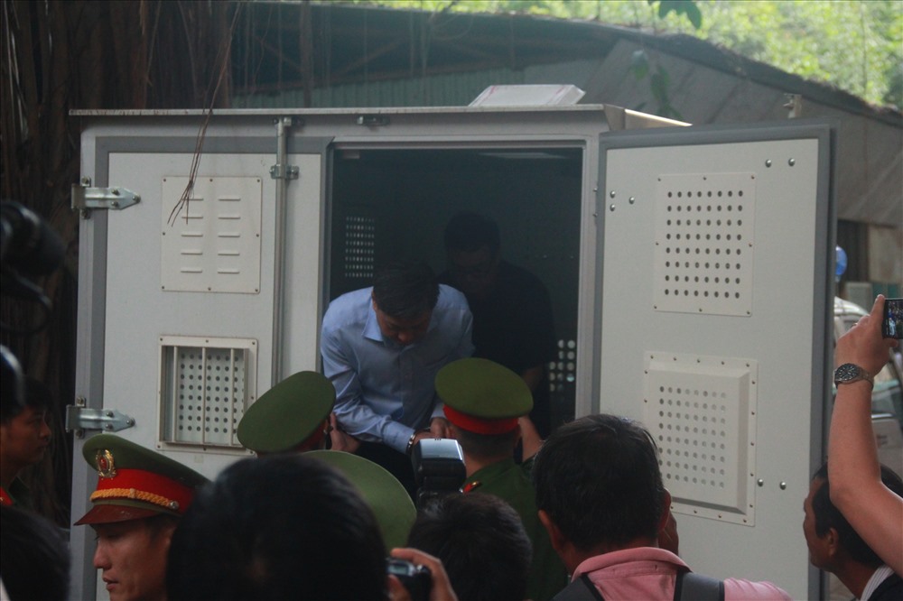 7h sáng 26.12, xe chuyên dụng đưa các bị cáo tới toà án nhân dân TPHCM.