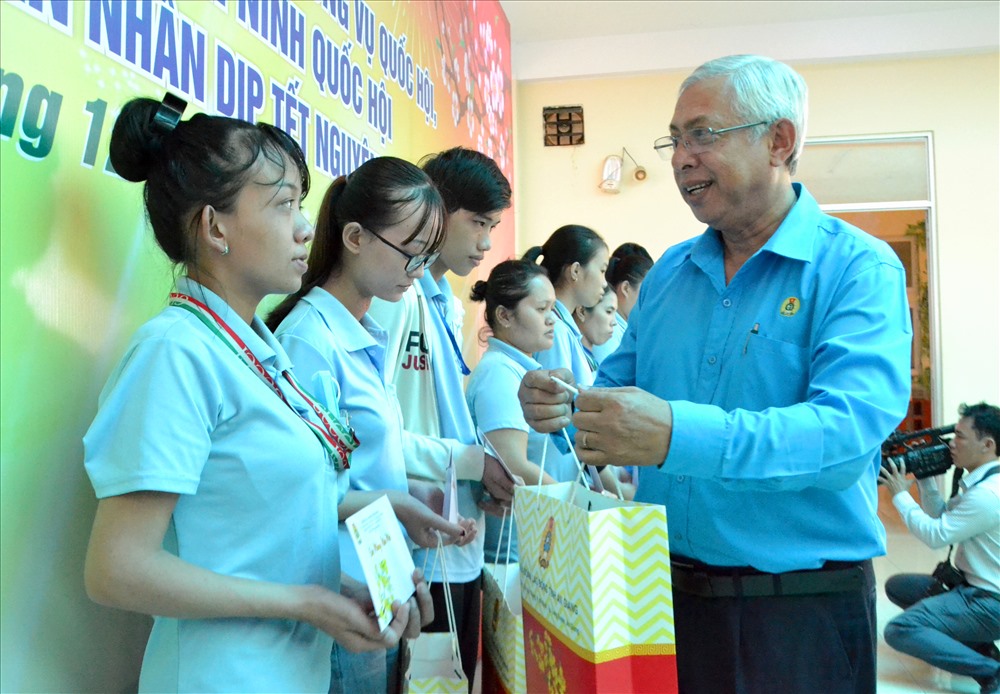 Chủ tịch LĐLĐ An Giang Nguyễn Thiện Phú trao tặng quà cho CNLĐ. Ảnh: LT
