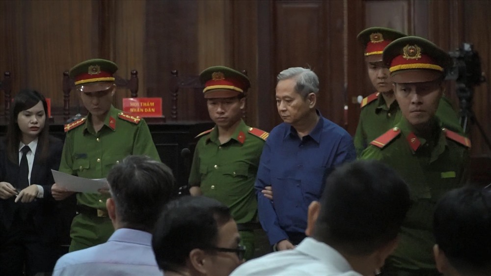 Ông Nguyễn Hữu Tín được dẫn giải vào phòng xét xử.