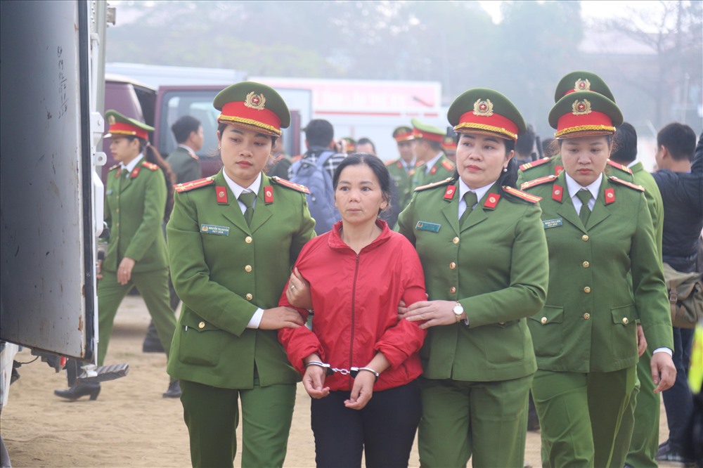 Bị cáo Bùi Thị Kim Thu, người bị cáo buộc chứng kiến toàn bộ tội ác của chồng và đồng bọn gây ra với nữ sinh giao gà, phủ nhận truy tố.
