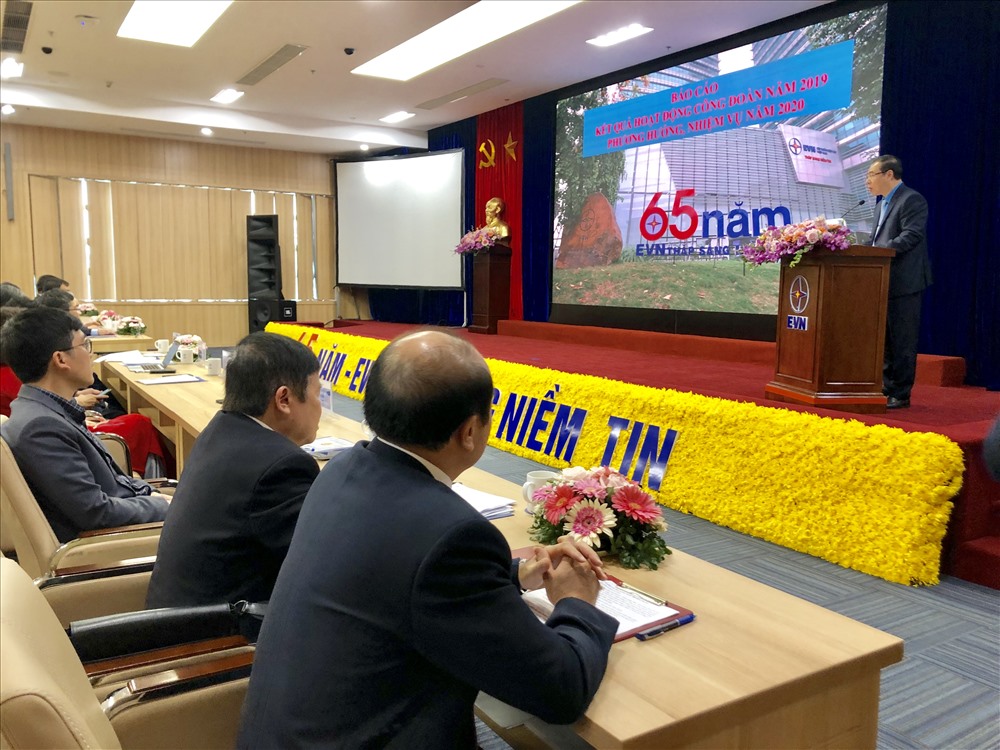 Đồng chí Đỗ Đức Hùng - Phó Chủ tịch Công đoàn Điện lực Việt Nam phát biểu tại hội nghị. Ảnh: V.L