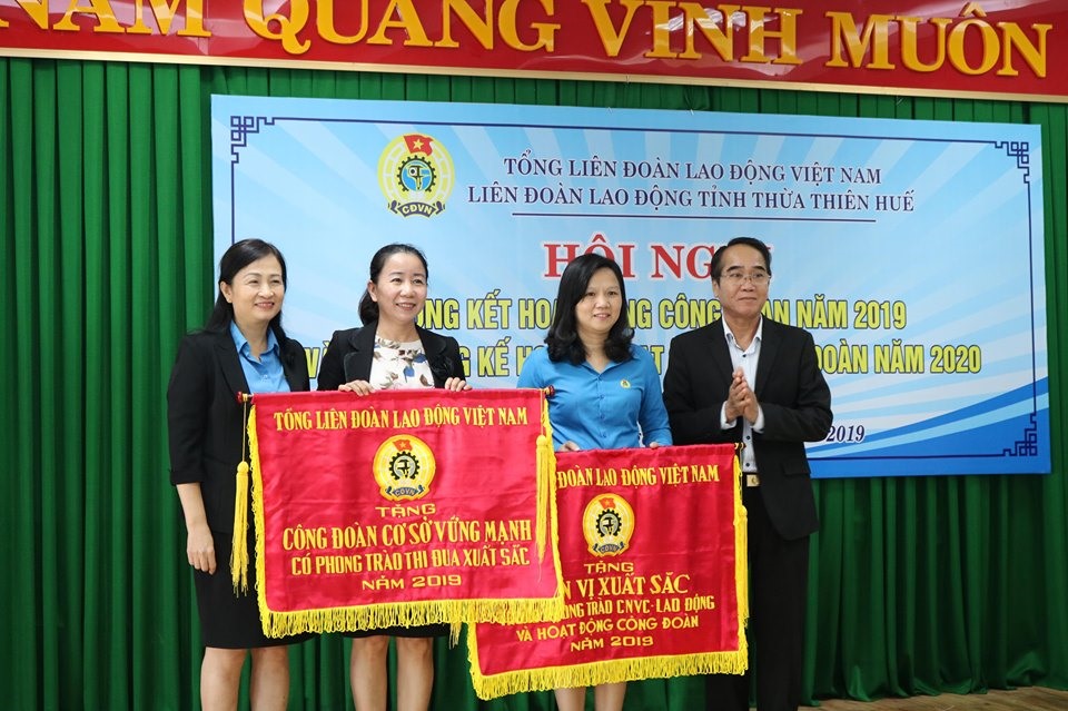 Dịp này, LĐLĐ tỉnh Thừa Thiên - Huế cũng đã trao 2 cờ thi đua cấp Tổng LĐLĐ Việt Nam, 8 cờ thi đua cấp LĐLĐ tỉnh; bằng khen cho 7 đơn vị tích cực tham gia Chương trình “Phúc lợi đoàn viên” năm 2019.