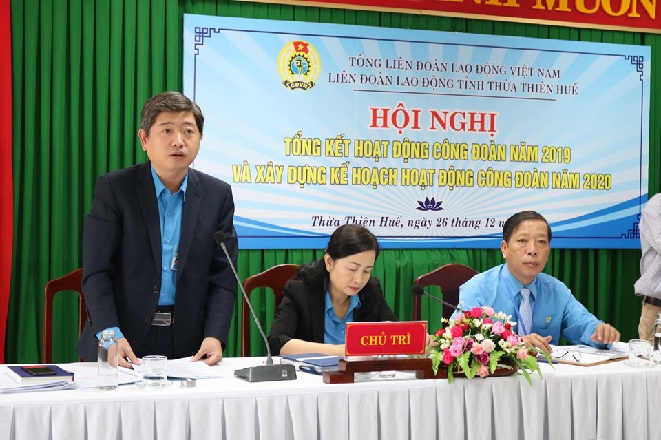 Đồng chí Phan Hồng Anh - Phó Chủ tịch LĐLĐ Thừa Thiên - Huế phát biểu tại hội nghị.