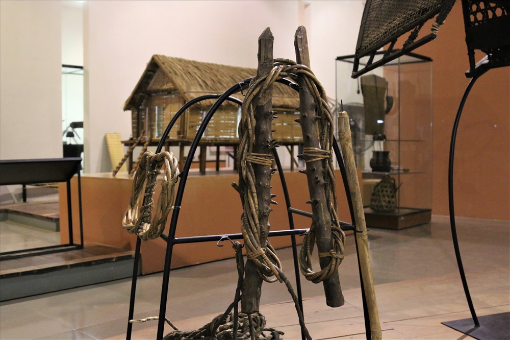 Hiện, tại Bảo tàng tỉnh Đắk Lắk đang trưng bày hơn 15 mẫu dụng cụ dùng để săn bắt, thuần dưỡng voi của người Mnông hồi đầu thế kỷ XX. Ảnh: B.T