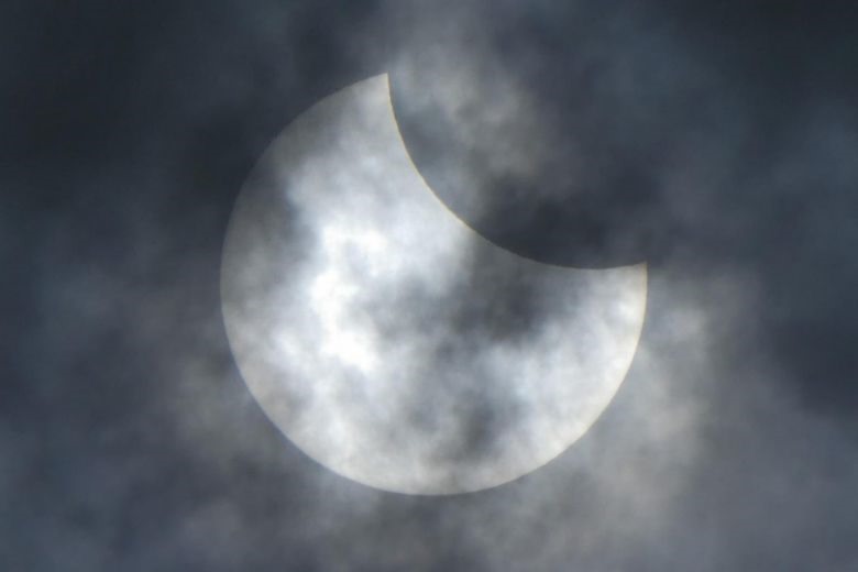 Khoảnh khắc Mặt trăng dần che khuất Mặt trời được ghi lại ở thủ đô Jakarta, Indonesia hôm 26.12. Ảnh: AFP.