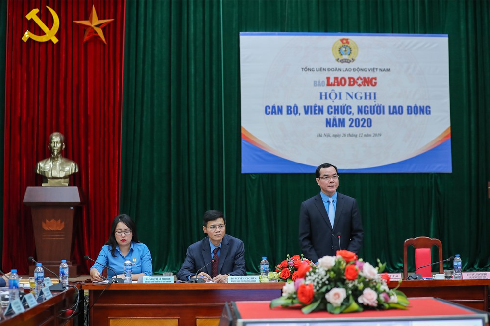 Đồng chí Nguyễn Đình Khang, Uỷ viên Trung ương Đảng, Chủ tịch Tổng LĐLĐVN đã nhiệt liệt biểu dương những thành tích và kết quả mà tập thể cán bộ phóng viên Báo Lao Động đã đạt được trong năm 2019. Ảnh: Sơn Tùng