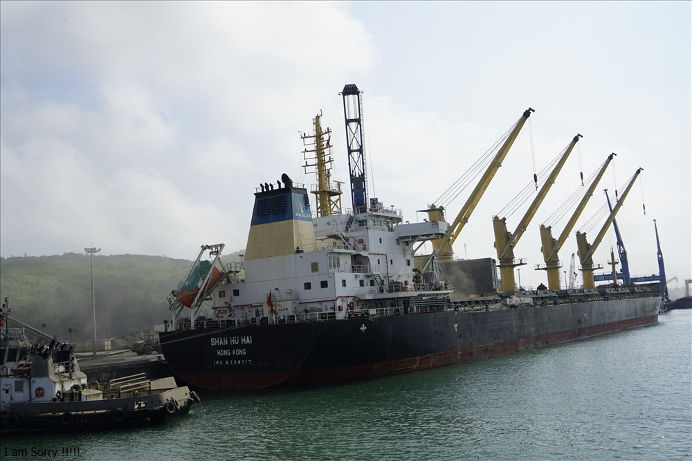 Tàu trọng tải lớn cập cảng nước sâu Nghi Sơn. Ảnh: QĐ