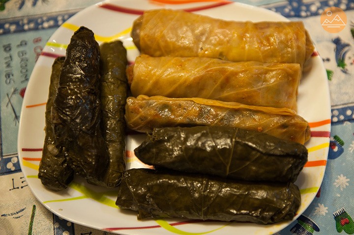 Dolma - thịt nướng cuốn lá nho, món ăn phổ biến vào dịp năm mới ở Armenia. Ảnh: Nane Khatrachyan