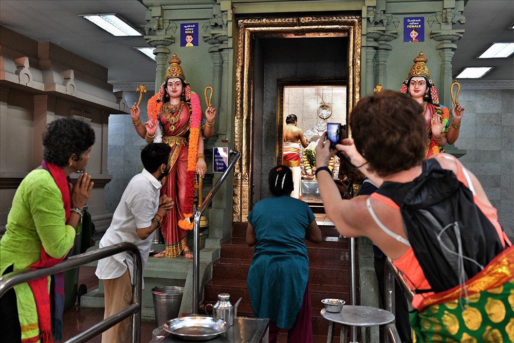 Ngôi đền Sri Maha Mariamman ở khu phố người Hoa. Đền thờ Hindu giáo này cũng là một điểm tham quan thu hút khách du lịch nhất Kuala Lumpur, được xây với ngôi tháp cao 5 tầng ở cửa ra vào, bên trên có trang trí 288 tượng thần đạo Hindu do các nghệ nhân Ấn Độ thực hiện.